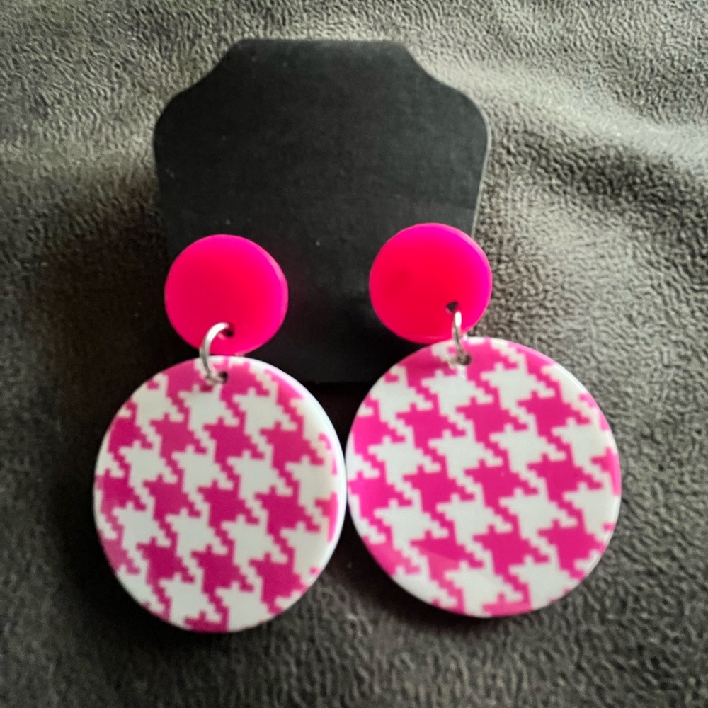 Pink & White Houndstooth acrylic two tier circle fashion earrings.